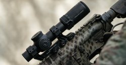 Primary Arms Compact PLxC 1-8x24 SFP mit dem ACSS NOVA – Modellerweiterung nun in Deutschland verfügbar Primary Arms Compact PLxC 1-8x24 SFP auf einer Büchse von der Seite.