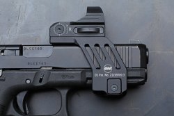 Blitzschnelle Lösung - Die Red Dot Aufschubmontage P-Lock von MAK  MAK P-Lock Montage von rechts