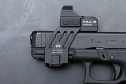 Blitzschnelle Lösung - Die Red Dot Aufschubmontage P-Lock von MAK MAK P-Lock Montage von links