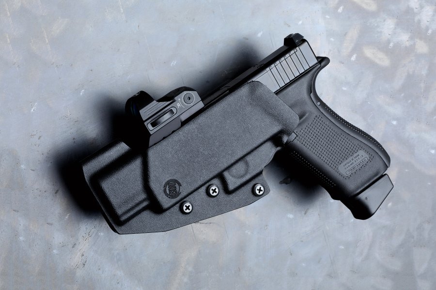 Blitzschnelle Lösung - Die Red Dot Aufschubmontage P-Lock von MAK   MAK P-Lock Montage mit Pistole im Holster