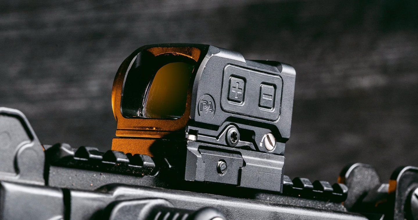 Primary Arms HTX-1 – Rotpunkt mit modularem Chassis-System, in Deutschland via Ferkinghoff International PLx HTX-1 auf einer Picatinny-Schiene montiert.