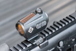 Sightmark T-5 Magnifier mit "Flip to Side"-Montage – RedDot mit 5-facher Vergrößerung Bedientasten des Sightmark Element Mini Solar.