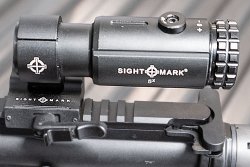 Sightmark T-5 Magnifier mit "Flip to Side"-Montage – RedDot mit 5-facher Vergrößerung Sightmark T-5 seitlich von links.