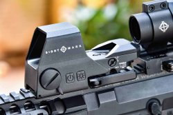 Sightmark Ultra Shot R-Spec und XT-3 Magnifier Die Optiken, montiert auf einem M4 Karabiner.