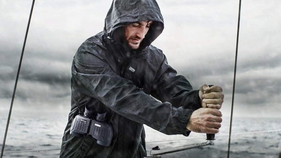 Steiner Commander 7x50 LRF: neues Fernglas mit Entfernungsmesser Seemann mit Fernglas Commander 7x50