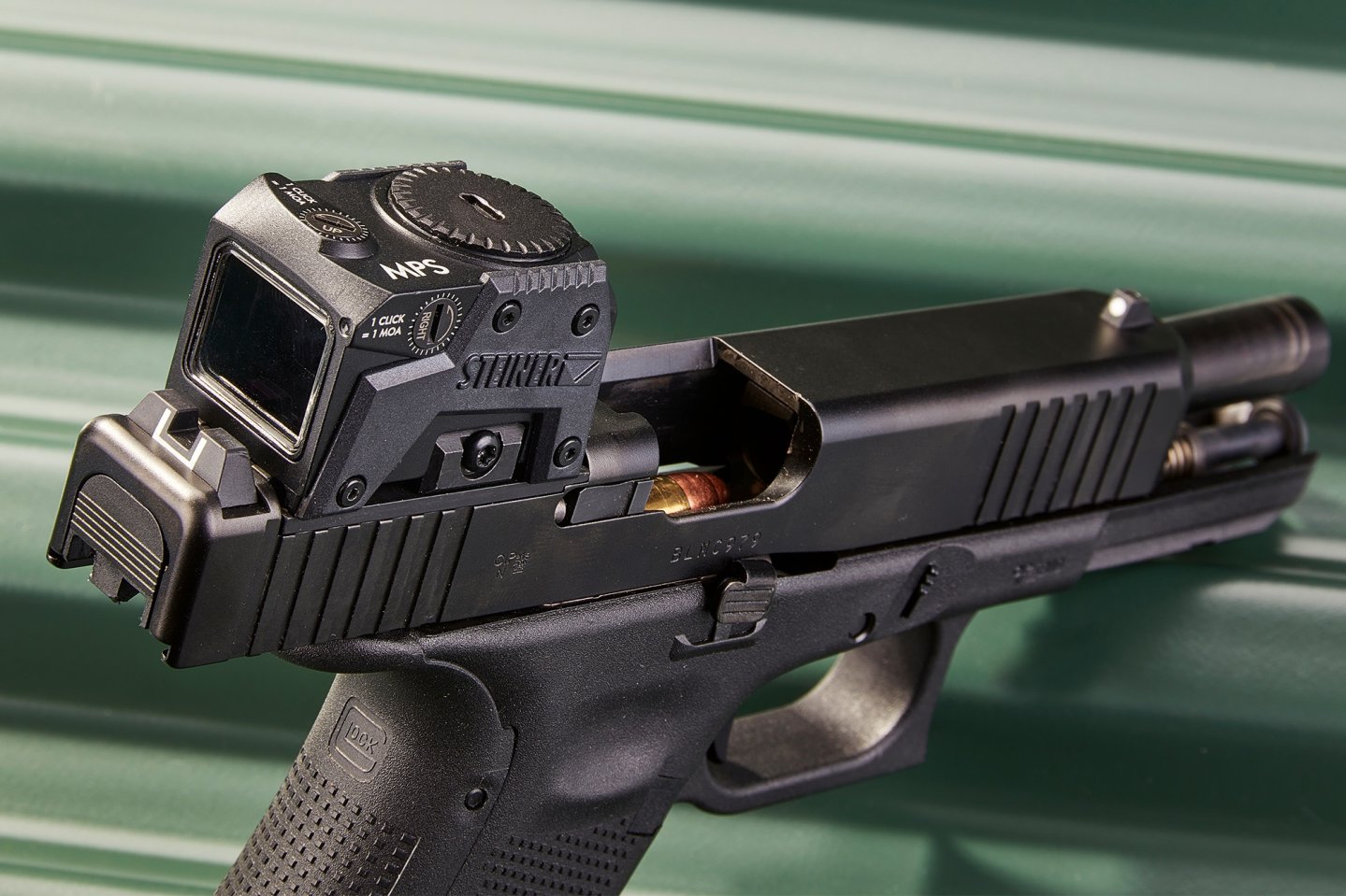 Steiner MPS – das geschlossene Rotpunktvisier für harte Einsätze Steiner MPS auf einer GLOCK 17 montiert.