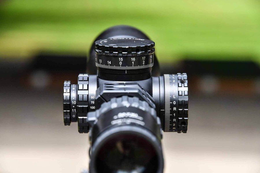 Steiner M7Xi 4-28x56: taktisches Long-Range-Zielfernrohr im Test Steiner-M7Xi-4-28x56-Taktisches-Zielfernrohr-Verstelltuerme-aus-der-Sicht-des-Schuetzen.JPG