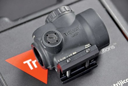 Wir haben das Trijicon MRO 1x25 in Verbindung mit der niedrigen Picatinny-Montage getestet. Diese eignet sich für Flinten, Scout Rifles beziehungsweise Langwaffen mit einem entsprechend hohen Systemkasten. Die Montage wird über ein Schwalbenschwanzprisma sowie vier Schrauben mit dem MRO verbunden. Wir haben das Trijicon MRO 1x25 in Verbindung mit der niedrigen Picatinny-Montage getestet. Diese eignet sich für Flinten, Scout Rifles beziehungsweise Langwaffen mit einem entsprechend hohen Systemkasten. Die Montage wird über ein Schwalbenschwanzprisma sowie vier Schrauben mit dem MRO verbunden.