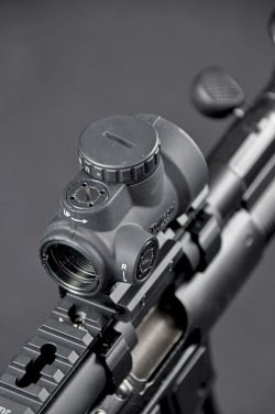 Ferner wurde zu Gunsten einer schlankeren Silhouette die Batterie-/Schaltereinheit auf die Oberseite des Korpus verlegt. Daneben erleichtert diese Maßnahme auch die beidhändige Bedienbarkeit. Ferner wurde zu Gunsten einer schlankeren Silhouette die Batterie-/Schaltereinheit auf die Oberseite des Korpus verlegt. Daneben erleichtert diese Maßnahme auch die beidhändige Bedienbarkeit.