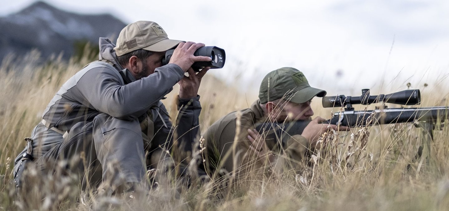 Trijicon Ventus: Laserenternungsmesser mit Windberechnung Ein Schütze mit Long-Range-Gewehr und ein Spotter mit dem neuen Trijicon Ventus