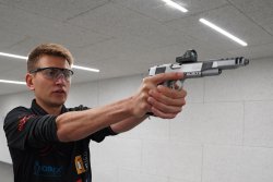 Vorstellung mit Video: Noblex bringt extrem niedrige IPSC-Montage fürs Pistolen-Schießen auf den Markt Bei der Entwicklung der neuen Noblex IPSC-Montage stand Luis Ehrhardt mit Rat und Tat zur Seite. So gab er etwa mehre Zehntausend Schüsse bei der Erprobung ab.