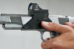 Vorstellung mit Video: Noblex bringt extrem niedrige IPSC-Montage fürs Pistolen-Schießen auf den Markt Hier kann man gut erkenne, wie niedrig das Rotpunktvisier dank der neuen Noblex IPSC-Montage über dem Schlitten angebracht werden kann.