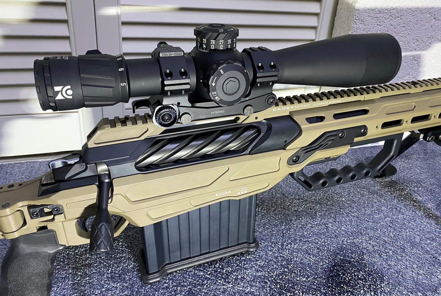 User-Test: Langzeittester Rafael Nehring über das Einschießen des Zero Compromise Optic ZC527 Zero Compromise Optic ZC527 zielfernrohr Langzeittest auf Cadex CDX 50 Tremor praezisionsbuechse im Kaliber .50 BMG seitenansicht nah