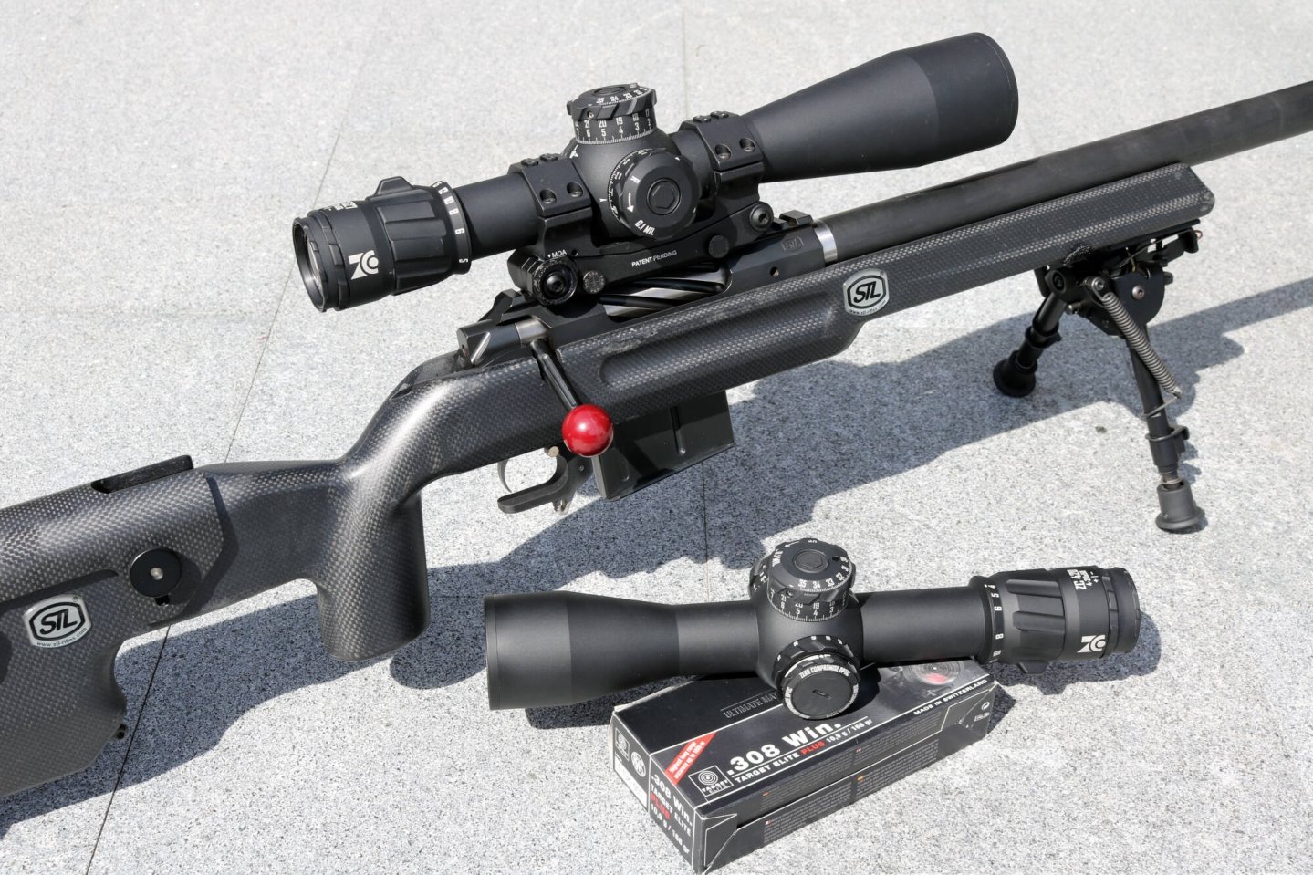 Test: ZCO ZC420 und ZCO ZC527 − wie gut sind die Zielfernrohre von Zero Compromise Optic? ZCO ZC527 auf einer STL Hunter C2, ZCO ZC420 auf RWS-Munitionspackung