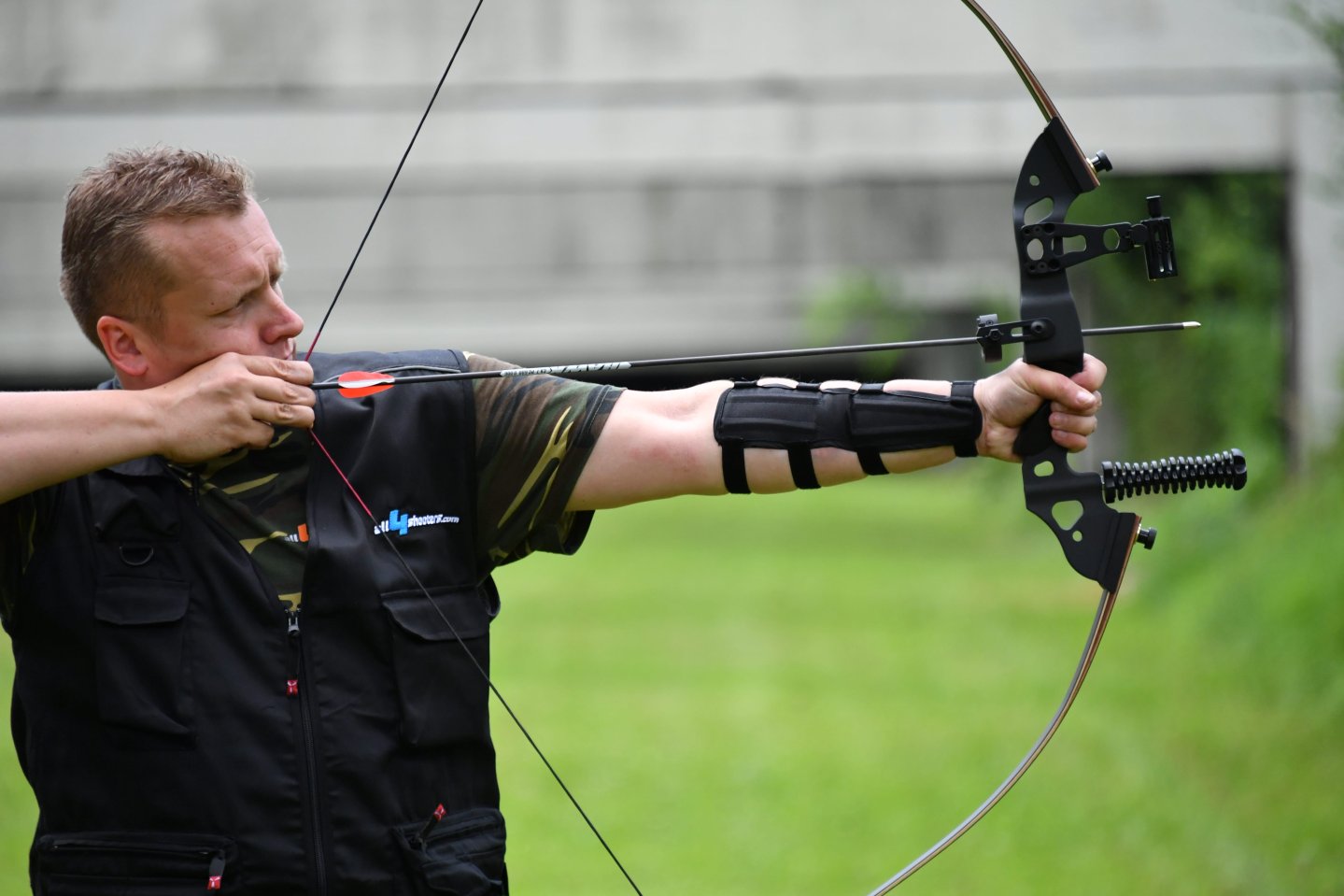 Hawk Recurvebogen Chace-Moon - Bogensport mit 4komma5 Alex beim Bogensport mit dem Hawk Recurvebogen Chace-Moon: Ausziehen der Bogensehne