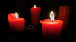 Weihnachtsgewinnspiel von Waffen Ferkinghoff: Erraten Sie Ihr Geschenk! Adventskerzen mit Fragezeichen in den Flammen, Symbol der Weihnachtsaktion von Waffen Ferkinghoff