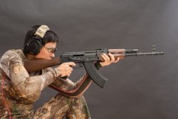 EU-Gun-ban: AK 47 soll verboten werden Schütze Oleg Volk mit AK 47