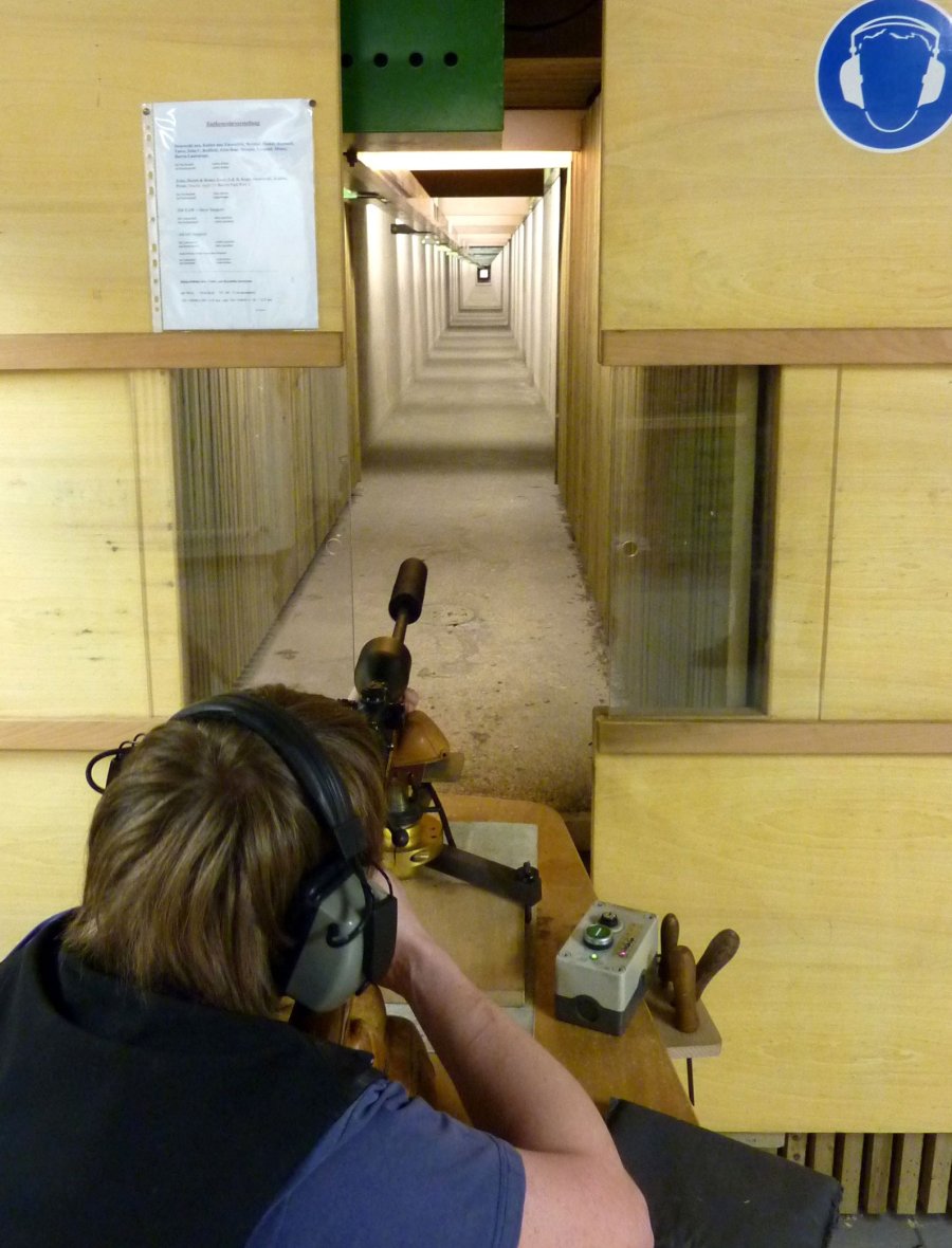 Vorbereitungskurs auf die Meisterprüfung im Büchsenmacherhandwerk Waffe auf dem Schießstand