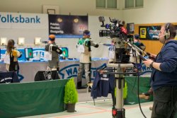 DSB Bundesligafinals Luftgewehr und Luftpistole im Livestream Kameramann filmt Sportschützen im Wettkampf der 1. Bundesliga Nord Luftgewehr