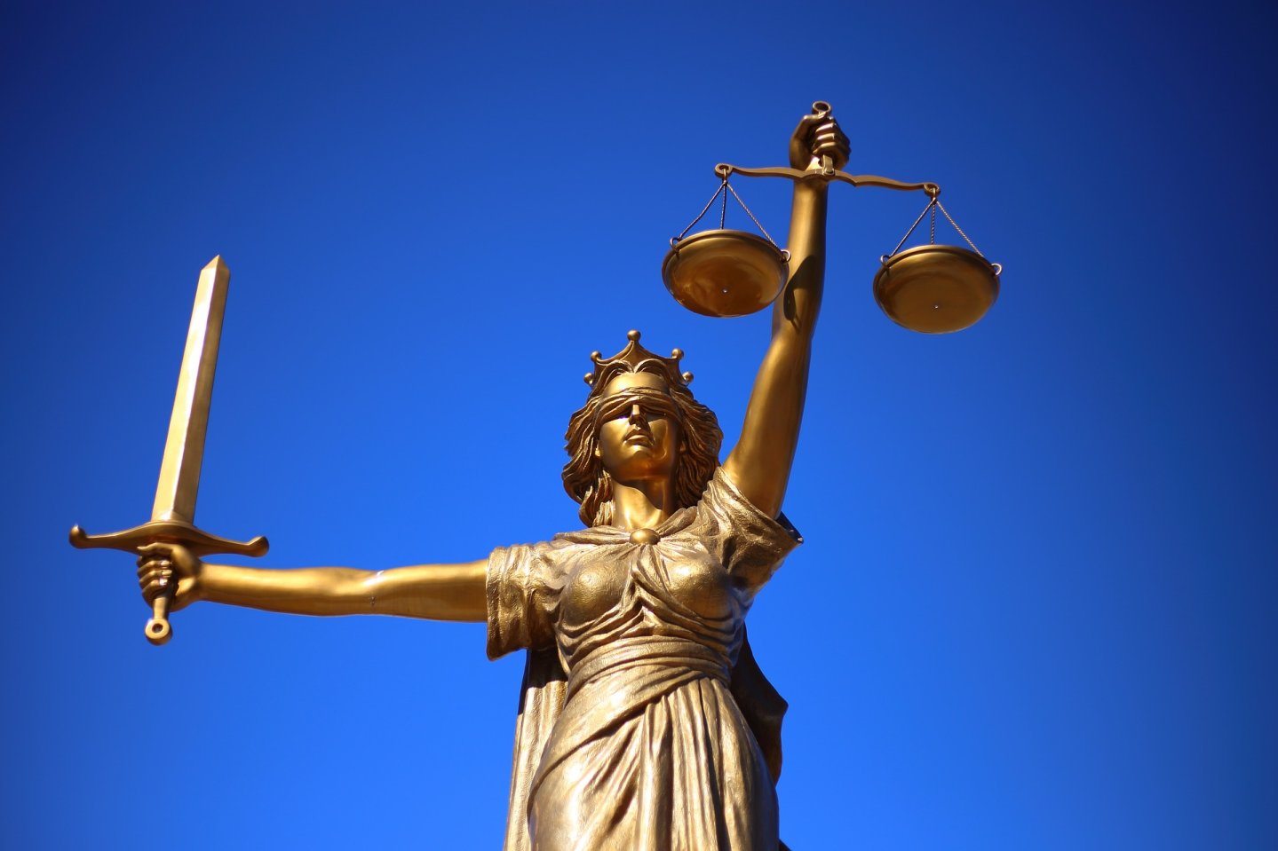 Änderung des Waffengesetzes  Änderung des Waffengesetz: Justitia-Statue