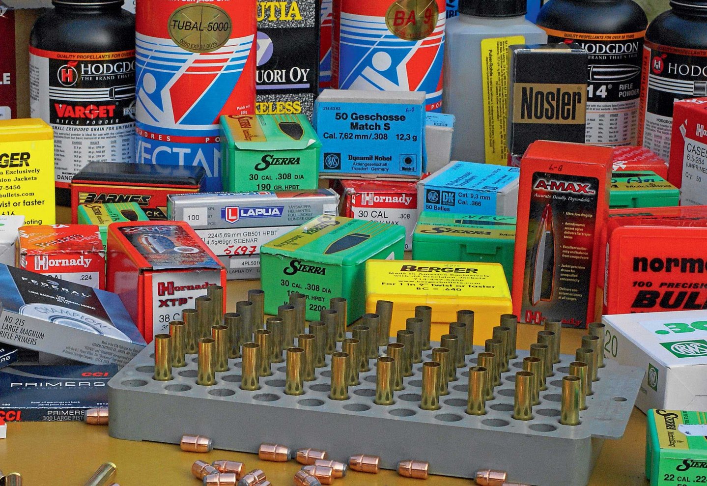 caliber 1/2017 Pulverdosen, Geschossverpackungen und leere Hülsen.