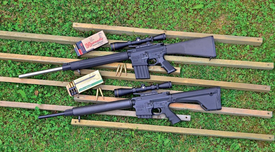 caliber 10/2016 DPMS G2 B24 (oben) und DPMS G2 Hunter (unten) auf Holzbrettern auf einem Rasen.