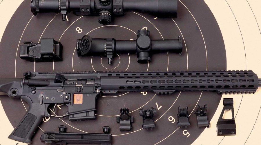 Zielfernrohre, Leuchtpunktvisiere, mechanische Visierungen und Schmeisser AR-15 LMR auf Zielscheibe.