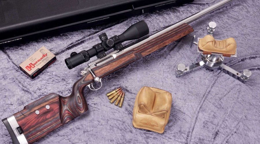 caliber 3/2017 ORSIS F-Class auf lila Decke mit Munition und Auflagen.