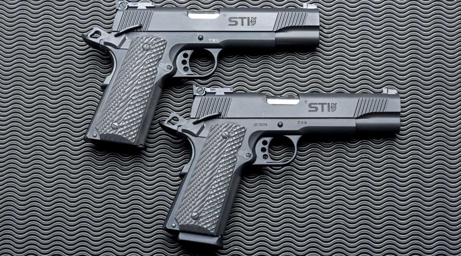 caliber 3/2017 STI Europe Sparta 5.0 in 9 mm Luger oben und .45 ACP auf dunklem Hintergrund.