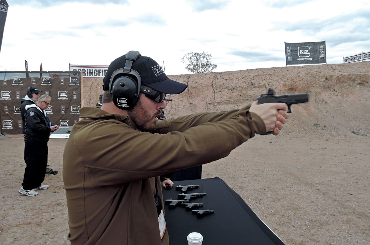 caliber 5/2016 Shane Coley erprobt verschiedene Glock G17 und G19 Gen4 M.O.S.-Modelle auf einem Outdoor-Schießstand.