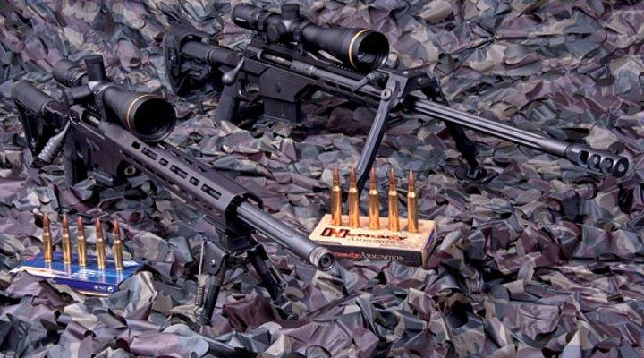 caliber 5/2016 Savage Arms Gewehre mit Munition auf Steinen.