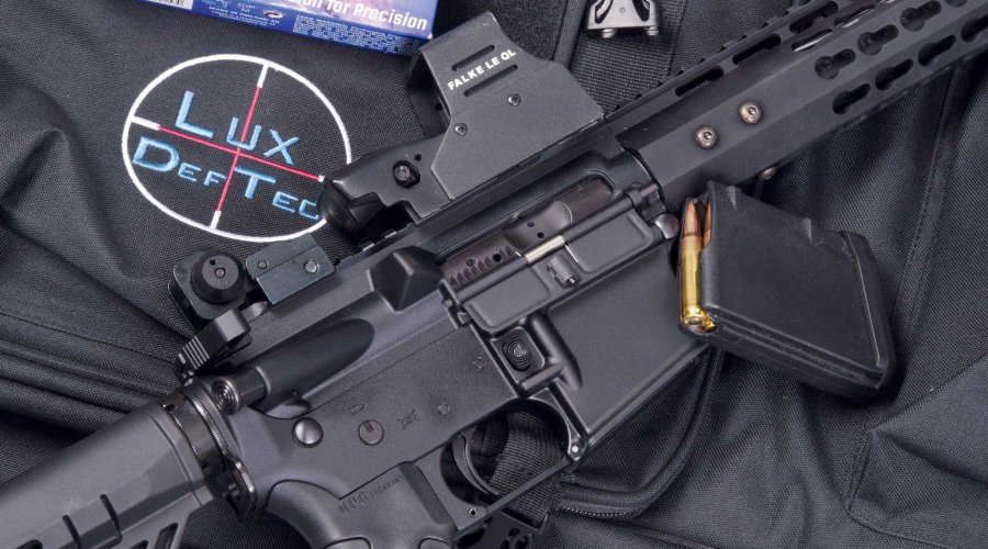 caliber 5/2017 Das Systemgehäuse und Magazin des LuxDefTec LDT 15 F auf schwarzer Gewehrtasche.