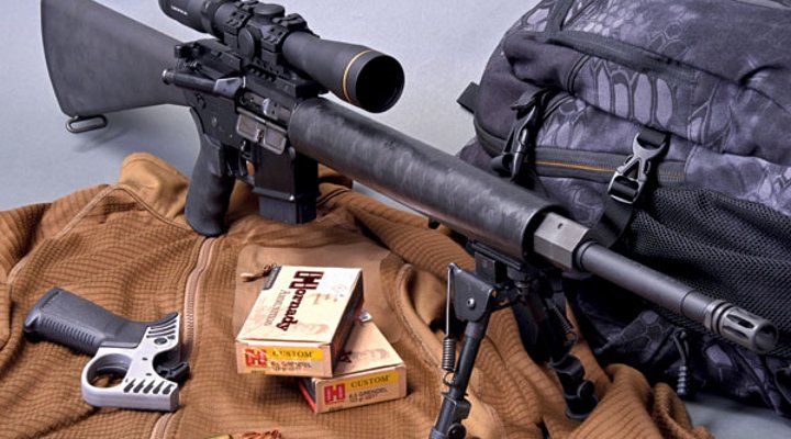caliber 6/2016 Alexander Arms AR-15 auf dem Zweibein von schräg vorne rechts, mit Munition und Wechselabzug.