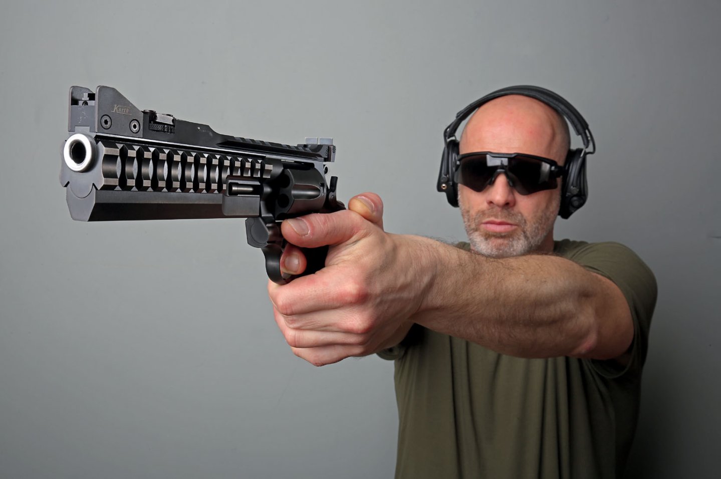 caliber 6/2016 Korth Super Sport von vorne links im beidhändigen Anschlag.