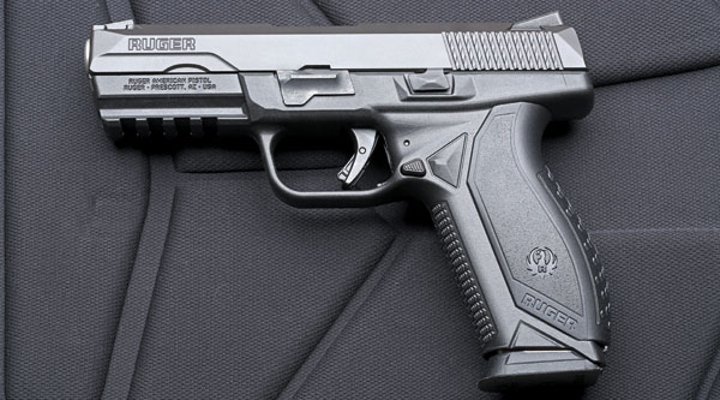 caliber 6/2016 Ruger American Pistol in rechter Seitenansicht auf einer Schutzweste.