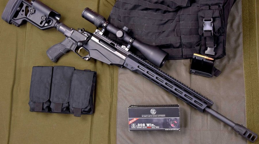 caliber 6/2017 Tikka T3x TAC A1 in rechter Seitenansicht. Mit Patronenpackung und Zubehör.