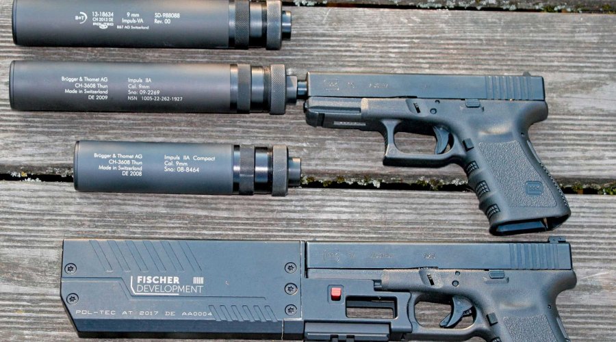 caliber 7+8/2017 Glock mit vier herkömmlichen Schalldämpfern (oben) und Glock mit Fischer Development FD 917-Schalldämpfer (unten) auf Holzbrettern