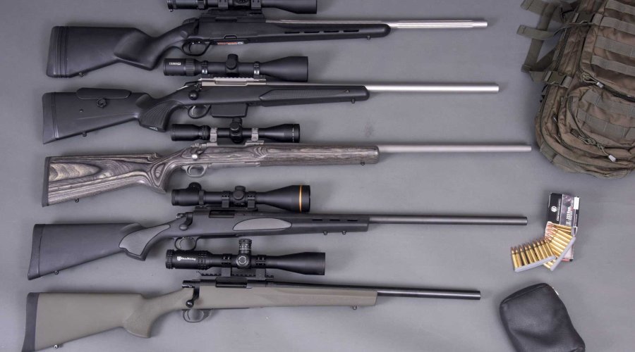Fünf Varmint-Gewehre in .223 Remington übereinander auf grauem Hintergrund.