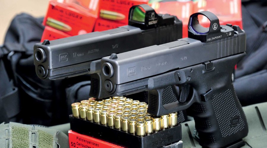 Glock G17 Gen4 und Glock G19 Gen4 MOS stehend mit montierter Optik und 9mm-Luger-Munition.