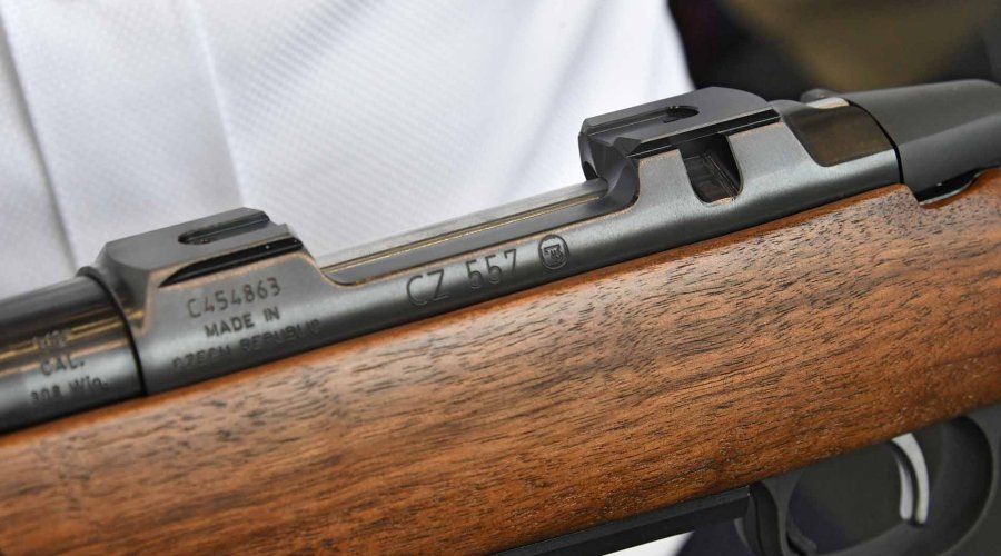 CZ 557 Lux II Jagdrepetierer in gängigen Kalibern wie .243 Winchester oder .308 Winchester