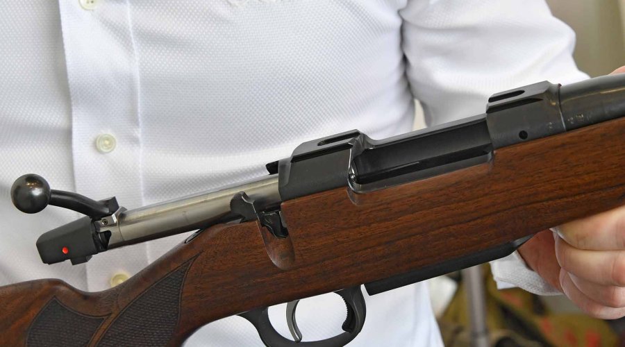 CZ 557 Lux II Repetierbüchse sowohl für Schießen mit offener Visierung als auch Zielfernrohr geeignet