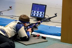 Goldmedaillengewinner Henri Junghänel Henri Junghänel mit KK-Gewehr im Liegendanschlag