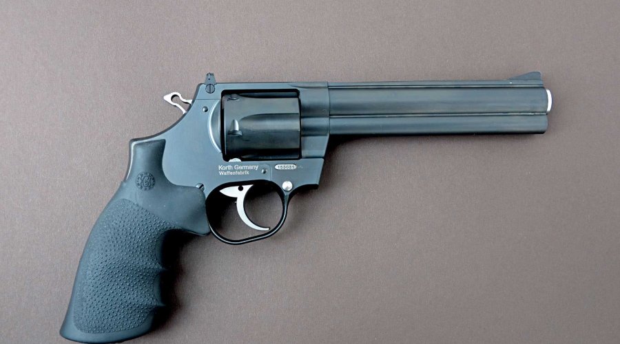 caliber 11+12/2016 Korth National Standard in .357 Magnum auf dunkelgrauem Hintergrund.