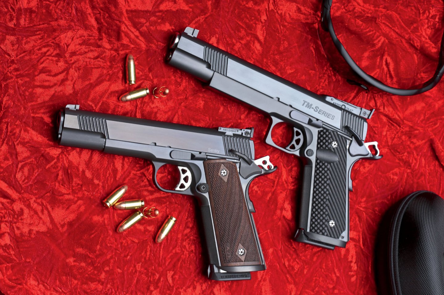 caliber 7+8/2016 STI Europe Sentry unten und STI Europe TM Series oben auf rotem Grund mit 9mm-Luger-Munition.