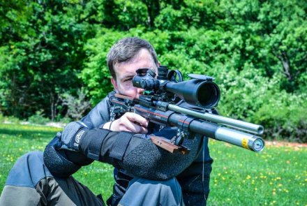 Field Target Schütze in Schiessposition bzw. Standardposition sitzend