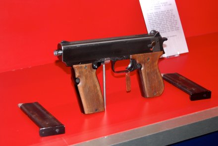 Weihnachtsbesuch im Waffenmuseum Suhl Eine Pistole ausgestellt in der Vitrine