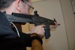 GRA Rangeday 2016 – die GERMAN RIFLE ASSOCIATION lädt wieder ein GRA Rangeday Besucher testet Waffe