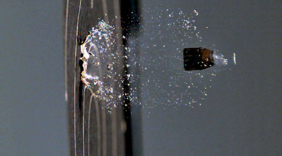 Auf dieser Fotofolge ist der Durchgang eines 158 grs schweren Teilmantel-Flachkopf-Projektils durch den Spiegel einer ISSF-Duellscheibe zu sehen. Hierbei wurde die Scheibenrückseite mit einem 357er Revolver beschossen.