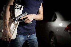Gestohlene Waffen in Deutschland VDB Person mit Waffe im Anschlag