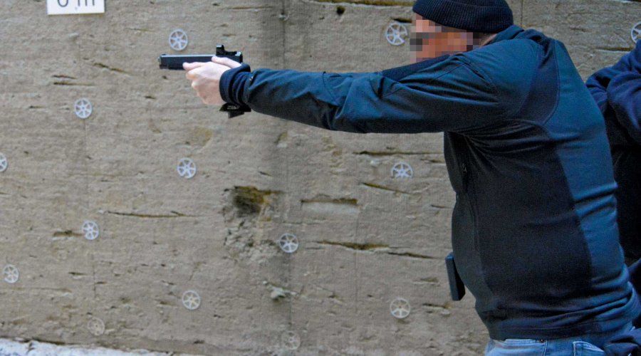 Schütze mit GLOCK Pistole demonstriert Grundfertigkeiten des Schießens